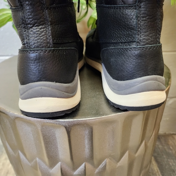 COPY - UGG ADIRONDACK III QUILT BLACK BOOTS Size 7.5 - Picture 5 of 15